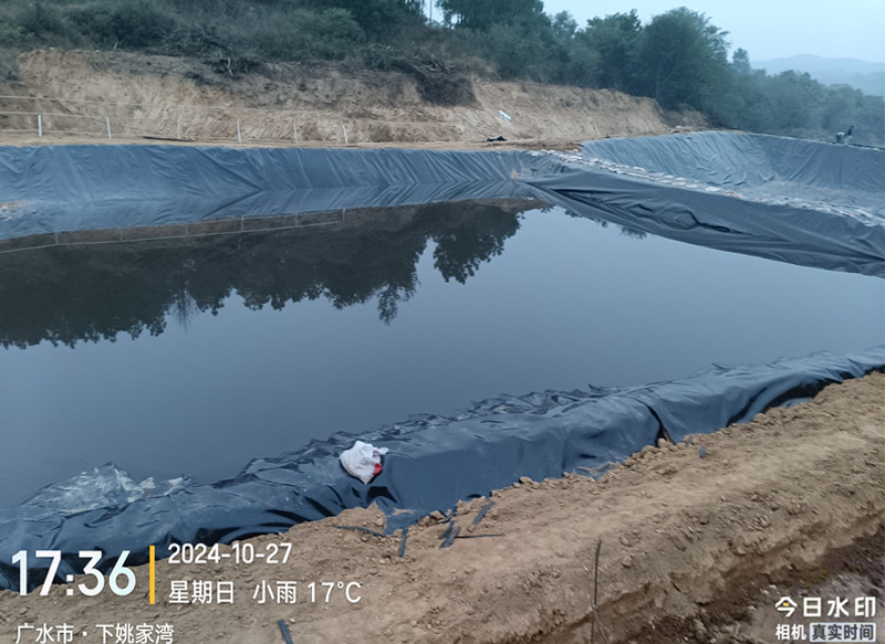 广水市下姚家湾化粪池防渗土工膜（下雨后）.jpg